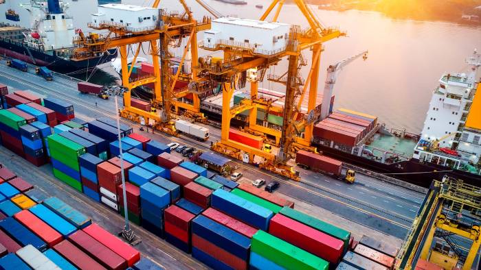 Panamá busca aprovechar los acuerdos comerciales que mantiene con países como Estados Unidos; y ‘desempolvar’ las negociaciones del TLC con China para facilitar y aumentar las exportaciones a los mercados internacionales. Panamá busca aprovechar los acuerdos comerciales que mantiene con países como Estados Unidos; y ‘desempolvar’ las negociaciones del TLC con China para facilitar y aumentar las exportaciones a los mercados internacionales.