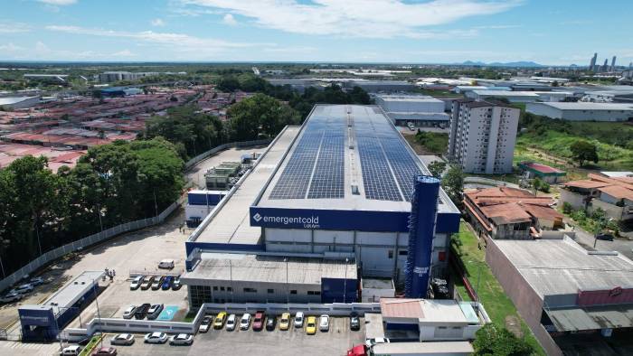El sistema solar de Emergent Cold, está conformado por más de 2,700 paneles solares de última tecnología. El sistema solar de Emergent Cold, está conformado por más de 2,700 paneles solares de última tecnología.