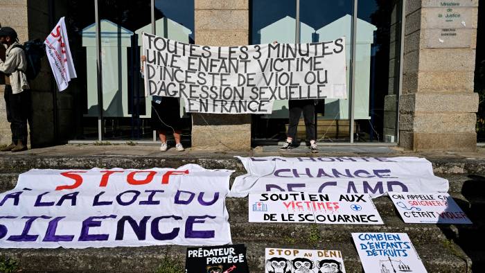 Manifestantes sostienen una pancarta que dice “Cada 3 minutos, un niño es víctima de incesto, violación o agresión sexual en Francia” durante una manifestación en apoyo a las víctimas del excirujano. Manifestantes sostienen una pancarta que dice “Cada 3 minutos, un niño es víctima de incesto, violación o agresión sexual en Francia” durante una manifestación en apoyo a las víctimas del excirujano.
