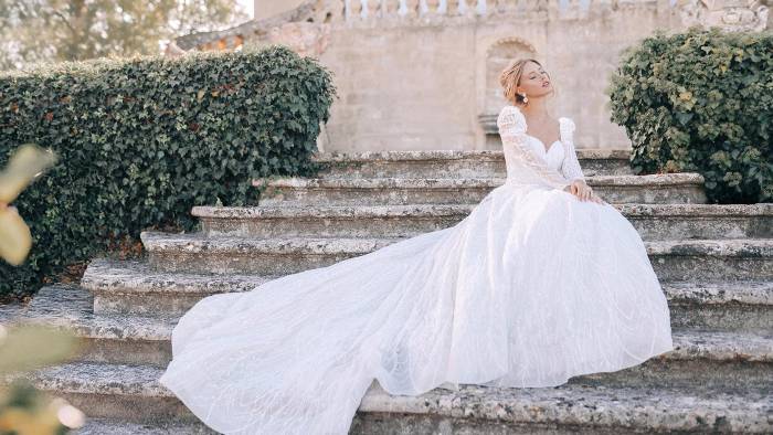 Traje de novia de Cenicienta en un brillante tono azul platinado que conmemora el 75 aniversario de la película clásica. Traje de novia de Cenicienta en un brillante tono azul platinado que conmemora el 75 aniversario de la película clásica.