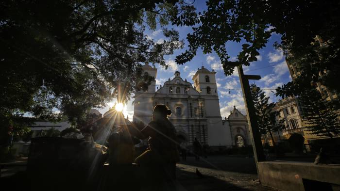 AME879. TEGUCIGALPA (HONDURAS), 20/04/2025.- Una mujer descansa frente a la Catedral San Miguel Arcángel este domingo, durante las actividades de Semana Santa en el Centro Histórico de Tegucigalpa (Honduras). EFE/ Gustavo Amador AME879. TEGUCIGALPA (HONDURAS), 20/04/2025.- Una mujer descansa frente a la Catedral San Miguel Arcángel este domingo, durante las actividades de Semana Santa en el Centro Histórico de Tegucigalpa (Honduras). EFE/ Gustavo Amador