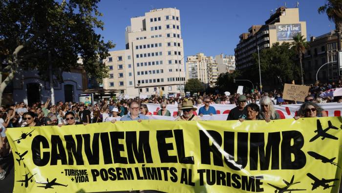 Miles de mallorquines han salido este 21 de julio a la calle para protestar contra la masificación turística. Miles de mallorquines han salido este 21 de julio a la calle para protestar contra la masificación turística.