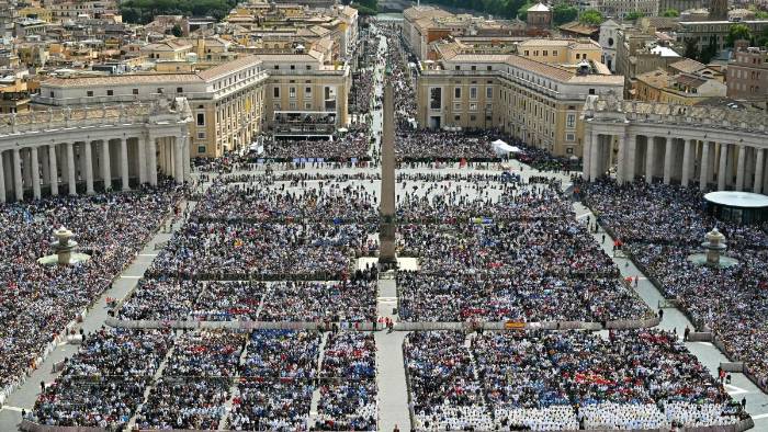 La Plaza de San Pedro fue el escenario de la primera misa pública del papa León XIV. La Plaza de San Pedro fue el escenario de la primera misa pública del papa León XIV.