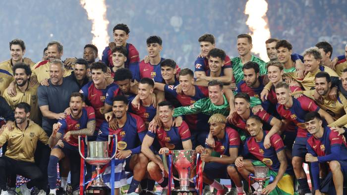 Los jugadores del Barcelona celebran el título de Liga, de Copa del Rey y de Supercopa de España. Los jugadores del Barcelona celebran el título de Liga, de Copa del Rey y de Supercopa de España.