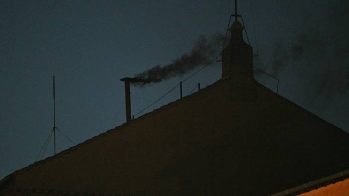 Esta fotografía muestra humo negro saliendo de la chimenea de la Capilla Sixtina, señal de que los cardenales no lograron elegir a un nuevo papa en la primera votación de su cónclave en el Vaticano. Esta fotografía muestra humo negro saliendo de la chimenea de la Capilla Sixtina, señal de que los cardenales no lograron elegir a un nuevo papa en la primera votación de su cónclave en el Vaticano.