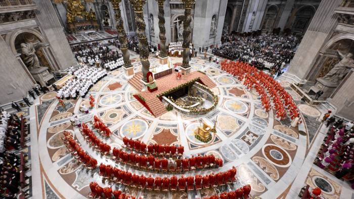 En el cortejo también participarán los secretarios de los cardenales, ceremonieros pontificios, diáconos y prelados. En el cortejo también participarán los secretarios de los cardenales, ceremonieros pontificios, diáconos y prelados.