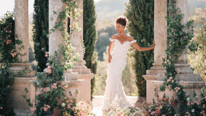 Modelo luce el traje de novias de Tiana en un refinado tono champán. Modelo luce el traje de novias de Tiana en un refinado tono champán.
