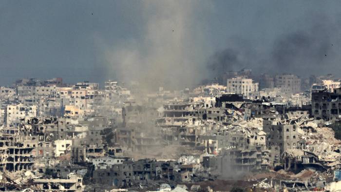Esta imagen, tomada desde un punto en el sur de Israel, en la frontera con la Franja de Gaza, muestra columnas de humo en Gaza durante el bombardeo israelí del 20 de mayo de 2025, en medio de la guerra en curso contra el movimiento militante palestino Hamás. Esta imagen, tomada desde un punto en el sur de Israel, en la frontera con la Franja de Gaza, muestra columnas de humo en Gaza durante el bombardeo israelí del 20 de mayo de 2025, en medio de la guerra en curso contra el movimiento militante palestino Hamás.