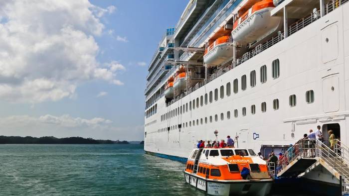 Vista de un crucero recogiendo a pasajeros. Vista de un crucero recogiendo a pasajeros.