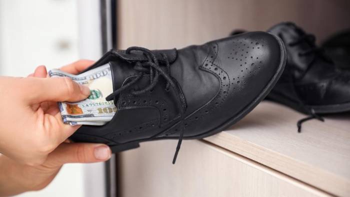 El colocar dinero dentro de los zapatos puede significar prosperidad económica. El colocar dinero dentro de los zapatos puede significar prosperidad económica.