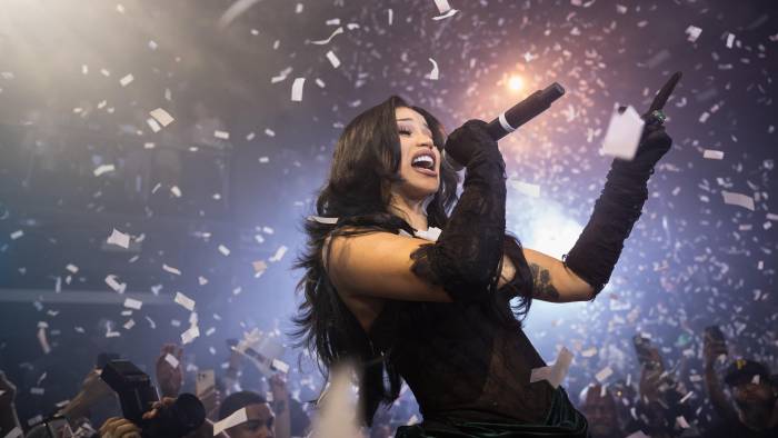 Cardi B, rapera, compositora y actriz estadounidense. Cardi B, rapera, compositora y actriz estadounidense.