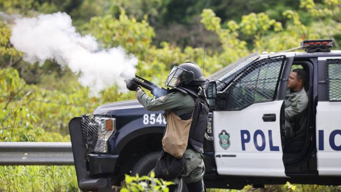 Policía dispara gases a manifestantes en Veraguas. Mulino confirmó que “mantendrá abiertas” todas las vías ante los cierres. Policía dispara gases a manifestantes en Veraguas. Mulino confirmó que “mantendrá abiertas” todas las vías ante los cierres.