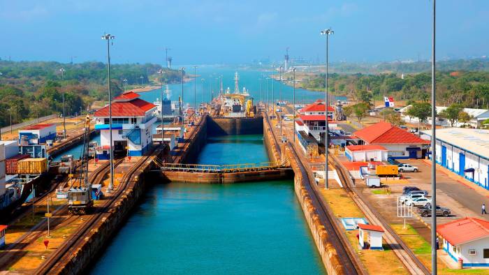 A partir de enero del 2024, el tránsito de buque por el Canal de Panamá será de 24 al día. A partir de enero del 2024, el tránsito de buque por el Canal de Panamá será de 24 al día.