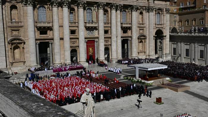 Inicia la homilía por parte del cardenal Re Inicia la homilía por parte del cardenal Re