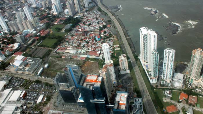 Boca la Caja ha sido objeto de continuos intentos de traslado, tan temprano como en 1945, 1949 y 1950. Para 1965 era una de las “13 barriadas de emergencia” existentes en el entorno de la ciudad de Panamá. Boca la Caja ha sido objeto de continuos intentos de traslado, tan temprano como en 1945, 1949 y 1950. Para 1965 era una de las “13 barriadas de emergencia” existentes en el entorno de la ciudad de Panamá.