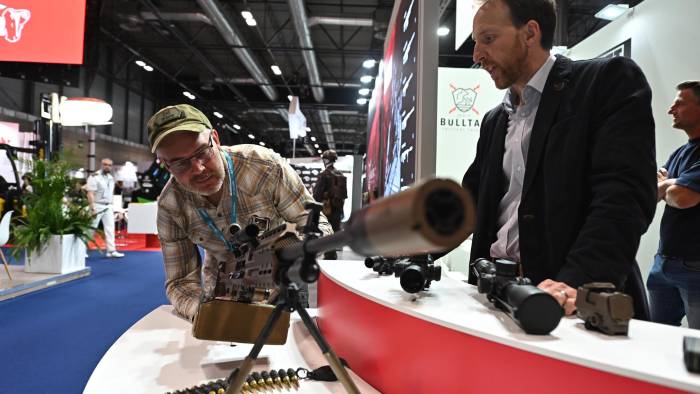 Un visitante observa una de las armas expuestas durante el primer día de celebración de la Feria Internacional de Defensa y Seguridad de España. Un visitante observa una de las armas expuestas durante el primer día de celebración de la Feria Internacional de Defensa y Seguridad de España.