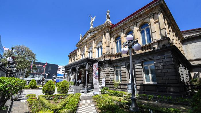 Costa Rica fue durante el siglo XIX un país afectado por convulsiones políticas después de su independencia de España en 1821. Costa Rica fue durante el siglo XIX un país afectado por convulsiones políticas después de su independencia de España en 1821.