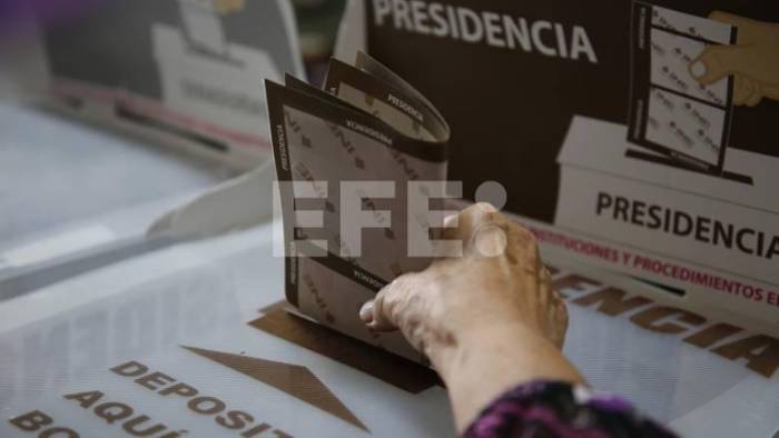 Una mujer vota en las elecciones generales mexicanas este domingo, en un colegio electoral en la ciudad de Guadalajara en Jalisco (México). Una mujer vota en las elecciones generales mexicanas este domingo, en un colegio electoral en la ciudad de Guadalajara en Jalisco (México).