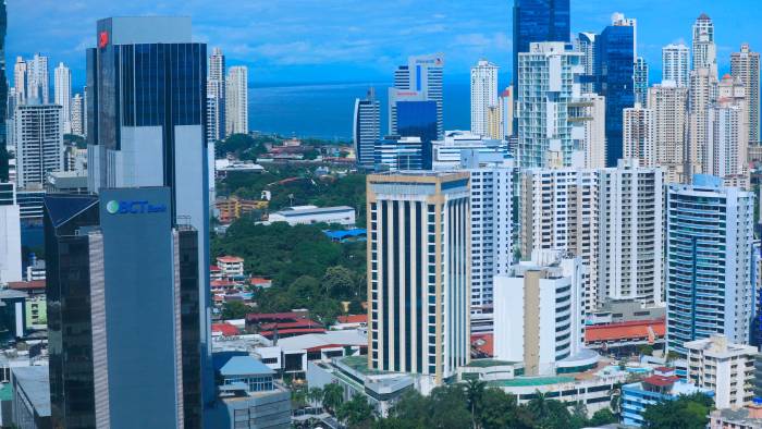 Con la baja en las tasas de interés de la FED, los bancos en Panamá suelen seguir la tendencia y bajar sus propias tasas de interés. Con la baja en las tasas de interés de la FED, los bancos en Panamá suelen seguir la tendencia y bajar sus propias tasas de interés.