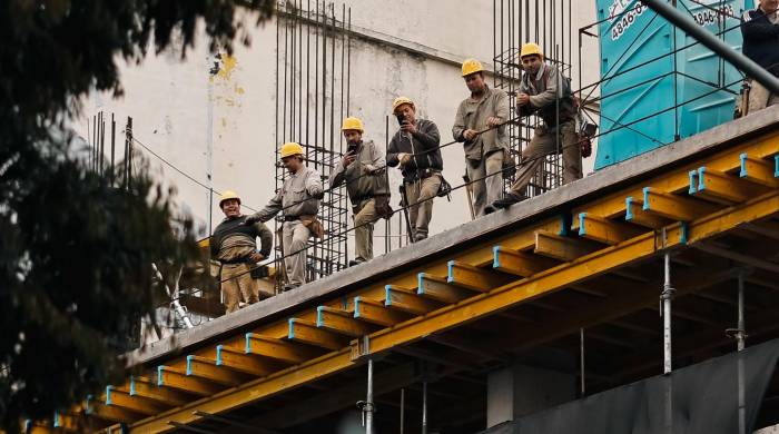 Obreros descansan en una obra de construcción el 7 de mayo de 2024 en Buenos Aires, Argentina.