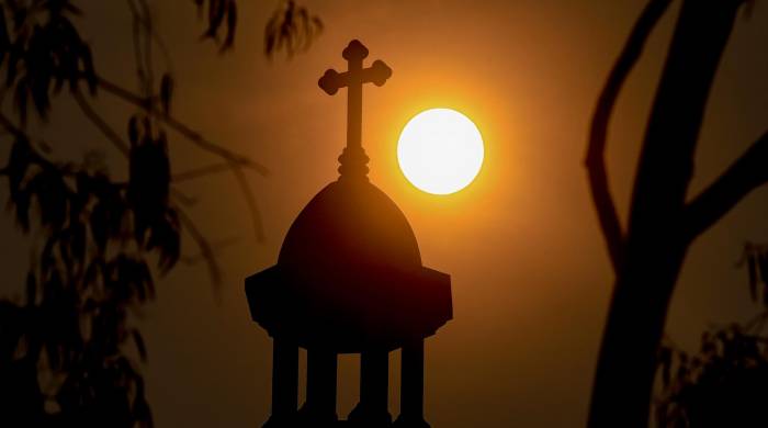 Un amanecer visto desde la Basílica de Suyapa este Domingo, en Tegucigalpa (Honduras). EFE/Gustavo Amador