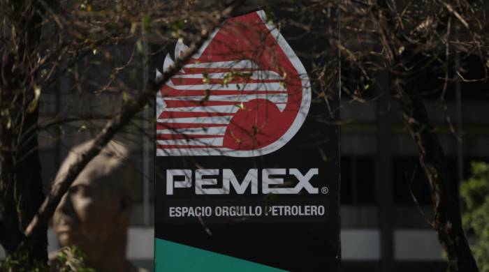 El logo de Pemex cerca al busto del General Lázaro Cárdenas, en las oficinas generales de Pemex en México.