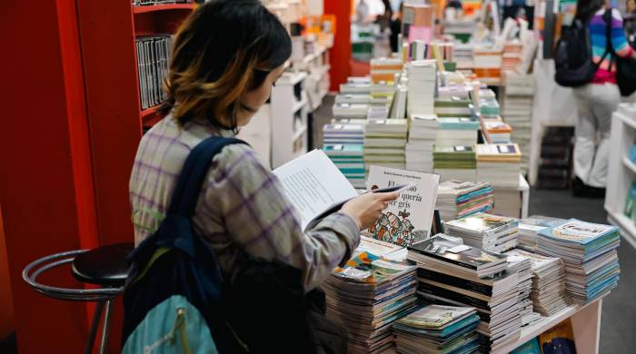 Personas en la Feria del Libro este jueves, en Buenos Aires.
