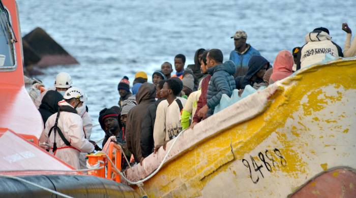 Una embarcación con 156 migrantes llega al puerto marítimo de La Restinga, en el municipio de El Pinar, en la isla canaria de El Hierro.