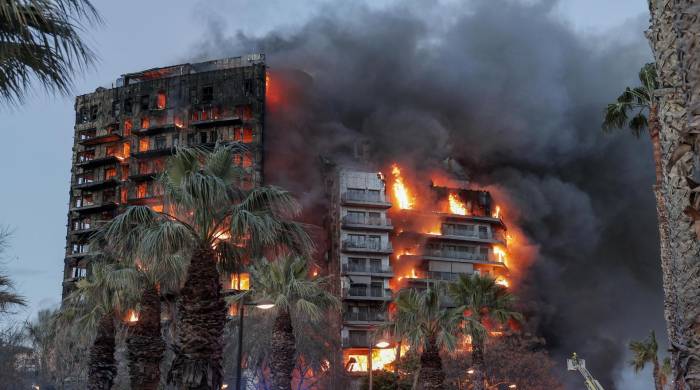 Vista general del incendio declarado sobre las cinco y media de esta tarde en un quinto piso de un edificio de viviendas de València que ha afectado totalmente al inmueble.