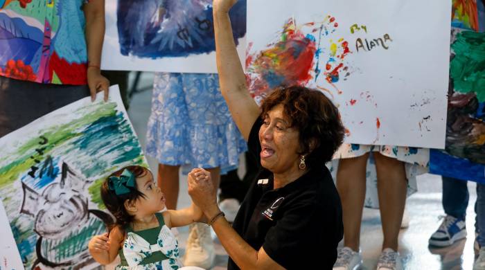 La artista Olga Sinclair disfrutó el taller de arte con los alumnos