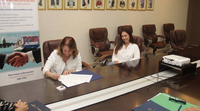 Tayra Barsallo, directora de la ANA, y Julia Lugo Ramos, representante legal de la Agencia de Aduanas S.A. Tayra Barsallo, directora de la ANA, y Julia Lugo Ramos, representante legal de la Agencia de Aduanas S.A.