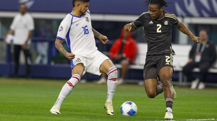 El defensor de Panamá Andrés Andrade (i.) en acción contra el defensor de Jamaica Dexter Lembikisa (d.). El defensor de Panamá Andrés Andrade (i.) en acción contra el defensor de Jamaica Dexter Lembikisa (d.).