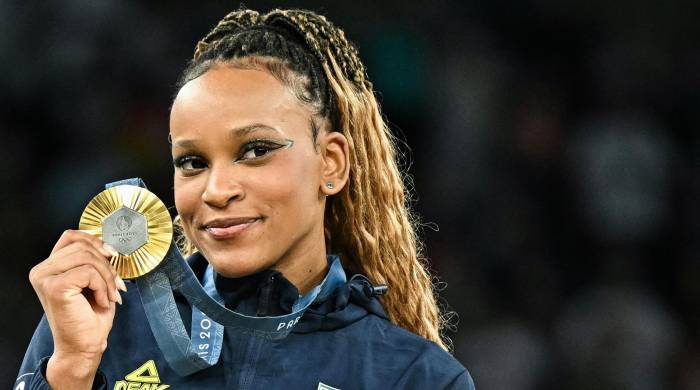 La brasileña Rebeca Andrade posando con su medalla de oro. La brasileña Rebeca Andrade posando con su medalla de oro.