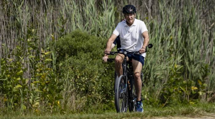 El presidente estadounidense Joe Biden pasea en bicicleta por el parque estatal Gordons Pond en Rehoboth Beach, Delaware, el 11 de agosto de 2024. El presidente estadounidense Joe Biden pasea en bicicleta por el parque estatal Gordons Pond en Rehoboth Beach, Delaware, el 11 de agosto de 2024.