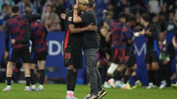 El delantero del FC Barcelona, Lamine Yamal y el técnico alemán Hansi Flick, tras conseguir el segundo gol del FC Barcelona ante el Espanyol. El delantero del FC Barcelona, Lamine Yamal y el técnico alemán Hansi Flick, tras conseguir el segundo gol del FC Barcelona ante el Espanyol.