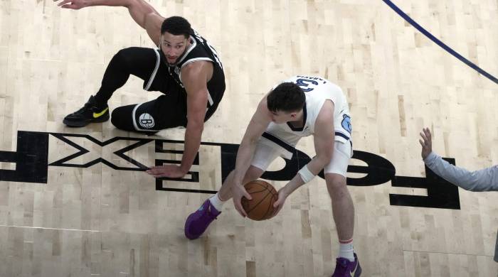 Jake LaRavia (d) de los Memphis Grizzlies disputa el balón con Ben Simmons de los Brooklyn Nets, este miércoles durante un partido de la NBA. Jake LaRavia (d) de los Memphis Grizzlies disputa el balón con Ben Simmons de los Brooklyn Nets, este miércoles durante un partido de la NBA.