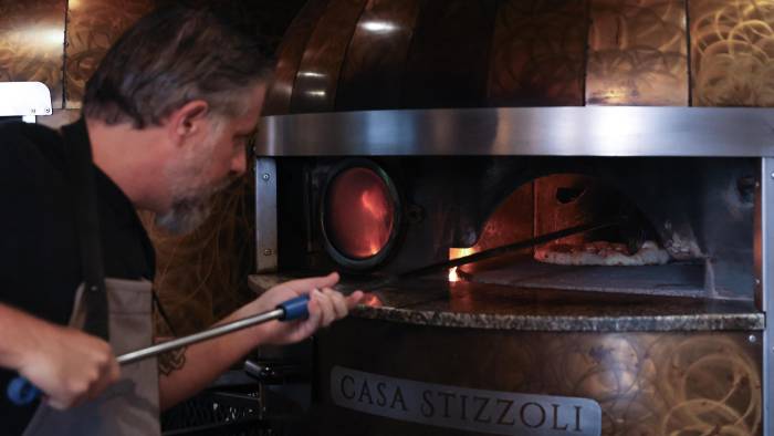 Dentro del restaurante, Stizzoli cuenta con dos hornos de leña para darle el toque tradicional a sus pizzas. Dentro del restaurante, Stizzoli cuenta con dos hornos de leña para darle el toque tradicional a sus pizzas.