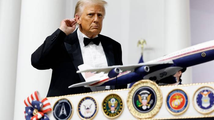 El presidente estadounidense, Donald Trump, durante la gala por su toma de posesión, en Washington DC (EE.UU.). El presidente estadounidense, Donald Trump, durante la gala por su toma de posesión, en Washington DC (EE.UU.).