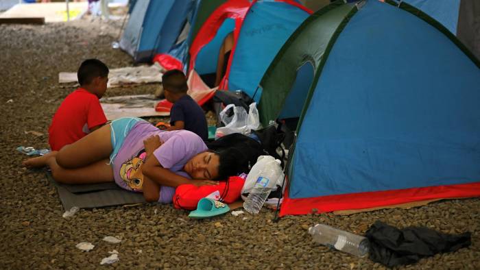 La guía tiene como objetivo ayudar al personal a desarrollar planes para proteger los derechos de los inmigrantes. La guía tiene como objetivo ayudar al personal a desarrollar planes para proteger los derechos de los inmigrantes.