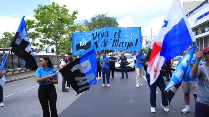 La marcha reunió a obreros, docentes, gremios universitarios y movimientos sociales, todos unidos por la defensa de los derechos laborales. La marcha reunió a obreros, docentes, gremios universitarios y movimientos sociales, todos unidos por la defensa de los derechos laborales.