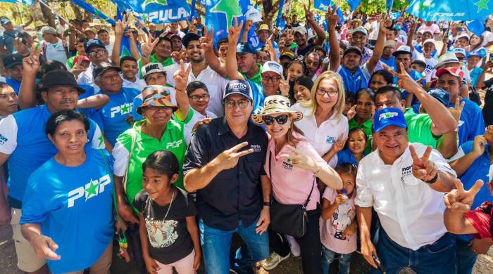 Torrijos estuvo en el distrito de Soná, en la provincia de Veraguas, en compañía de seguidores; y luego se trasladó al municipio de Pesé, en la provincia de Herrera. Torrijos estuvo en el distrito de Soná, en la provincia de Veraguas, en compañía de seguidores; y luego se trasladó al municipio de Pesé, en la provincia de Herrera.