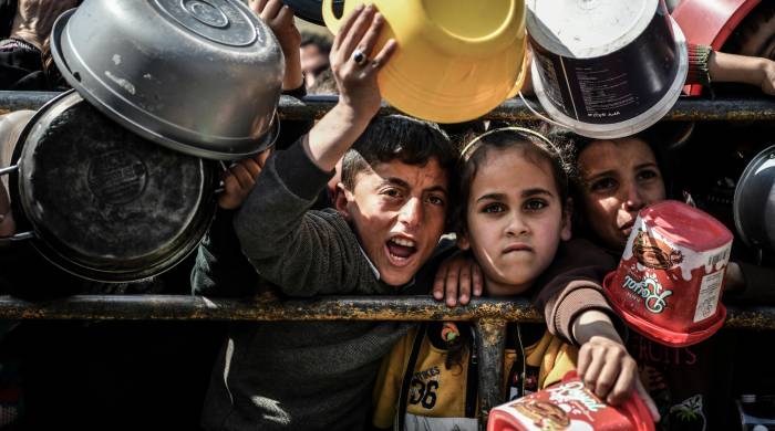 Niños frente a un centro de distribución de alimentos. Niños frente a un centro de distribución de alimentos.