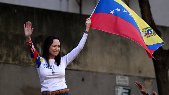 La líder opositora venezolana, María Corina Machado, aparece en una protesta convocada por la oposición en vísperas de la toma de posesión presidencial, en Caracas el 9 de enero de 2025. La líder opositora venezolana, María Corina Machado, aparece en una protesta convocada por la oposición en vísperas de la toma de posesión presidencial, en Caracas el 9 de enero de 2025.