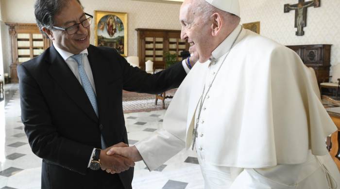 El papa Francisco estrecha la mano al presidente colombiano, Gustavo Petro, durante el encuentro mantenido este viernes en el Vaticano. El papa Francisco estrecha la mano al presidente colombiano, Gustavo Petro, durante el encuentro mantenido este viernes en el Vaticano.