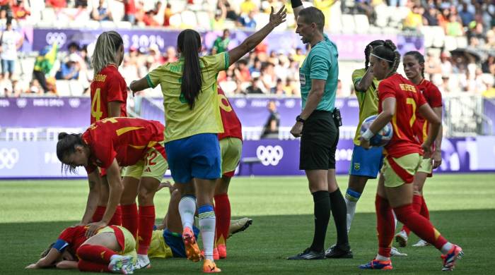 Momento en el que el árbitro le muestra la tarjeta roja a la brasileña Marta Vieira. Momento en el que el árbitro le muestra la tarjeta roja a la brasileña Marta Vieira.