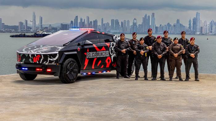 Unidades de la Policía Municipal junto al Cybertruck que utilizarán para los operativos y recorridos en la ciudad capital. Unidades de la Policía Municipal junto al Cybertruck que utilizarán para los operativos y recorridos en la ciudad capital.