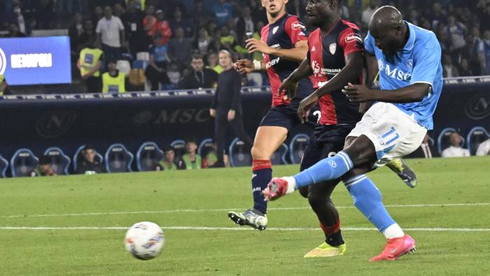 El futbolista del Napoli, Romelu Lukaku (der.). El futbolista del Napoli, Romelu Lukaku (der.).