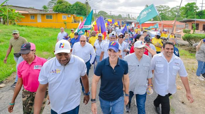 Roux realizó un recorrido en la comunidad de Puerto Escondido en el distrito de Cristóbal, en la provincia de Colón, en compañía de su candidato a la vicepresidencia, José Isabel Blandón. Roux realizó un recorrido en la comunidad de Puerto Escondido en el distrito de Cristóbal, en la provincia de Colón, en compañía de su candidato a la vicepresidencia, José Isabel Blandón.