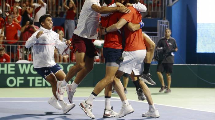 Alejandro Tabilo celebra su triunfo y el del equipo chileno contra Ignacio Buse de Perú. Alejandro Tabilo celebra su triunfo y el del equipo chileno contra Ignacio Buse de Perú.