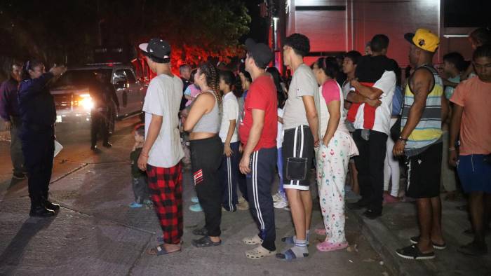 Migrantes reciben comida este martes en campamentos improvisados en el municipio de Tapachula en Chiapas (México) Migrantes reciben comida este martes en campamentos improvisados en el municipio de Tapachula en Chiapas (México)